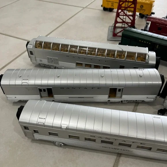 Vintage Model electric Train Set with Assorted Cars - Picture 8 of 9